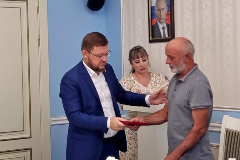 Салман Дадаев вручил ордена Мужества родным погибших в ходе СВО махачкалинцев