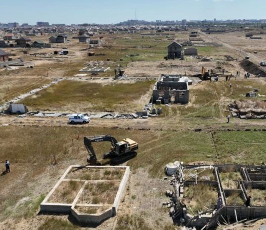 В Махачкале демонтируют незаконно возведенные строения