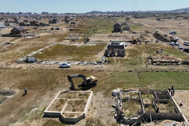 В Махачкале демонтируют незаконно возведенные строения