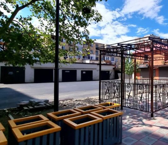 Завершается благоустройство двора по улице Учительской