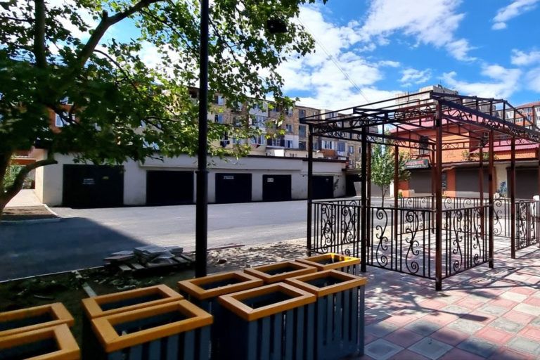 Завершается благоустройство двора по улице Учительской
