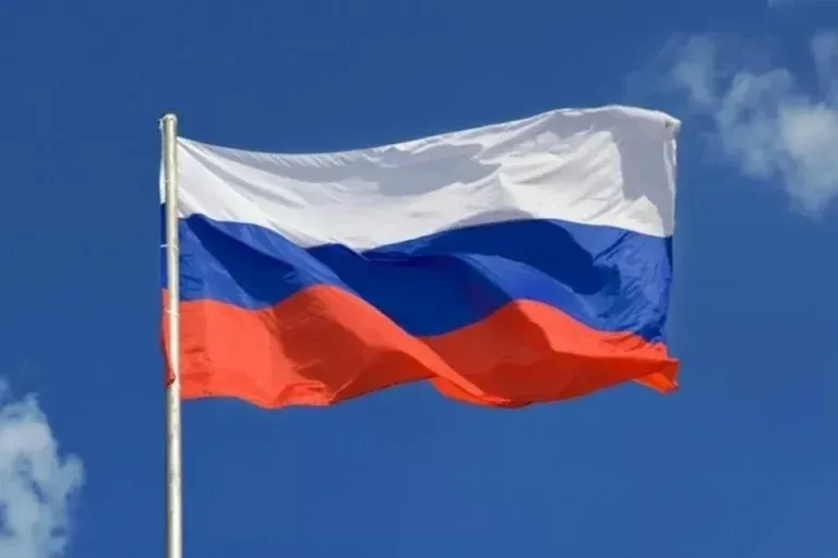 Салман Дадаев поздравил махачкалинцев с Днем российского флага