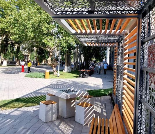 Установка малых архитектурных форм на улице Коркмасова