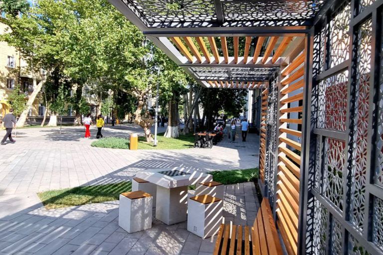 Установка малых архитектурных форм на улице Коркмасова