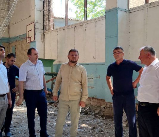 Мэр Махачкалы осматривает школы города, в которых идет капитальный ремонт