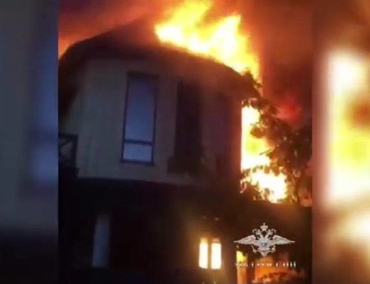 Сотрудники полиции спасли людей из горящего дома в пригороде Махачкалы