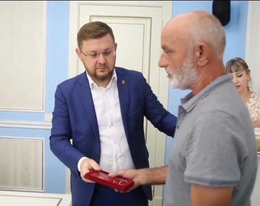 Мэр Махачкалы вручил ордена Мужества родным погибших на Украине военнослужащих