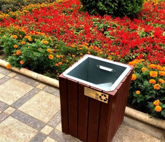 В Махачкале начали установку уличной мебели из переработанного пластика