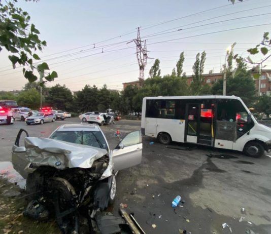 Шесть человек пострадали в ДТП с пассажирской «Газелью» в Махачкале