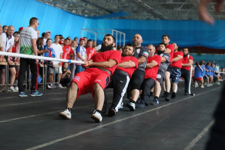 Сборная Дагестана по перетягиванию каната победила на сельских играх