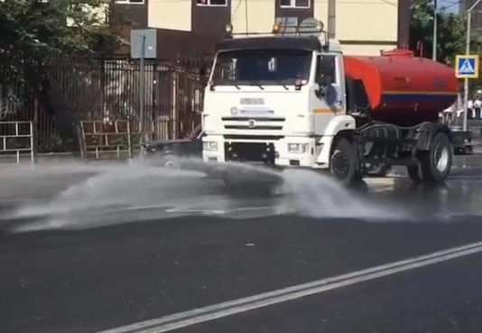 В Махачкале провели санитарную обработку тротуаров вокруг Второго рынка