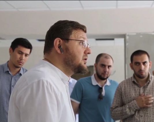 Мэр Махачкалы раскритиковал подрядчика, ремонтирующего несколько школ города