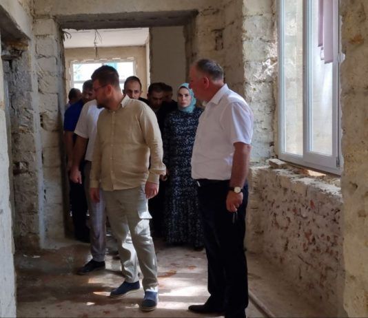 Мэр Махачкалы подверг жесткой критике темпы капремонта школ города