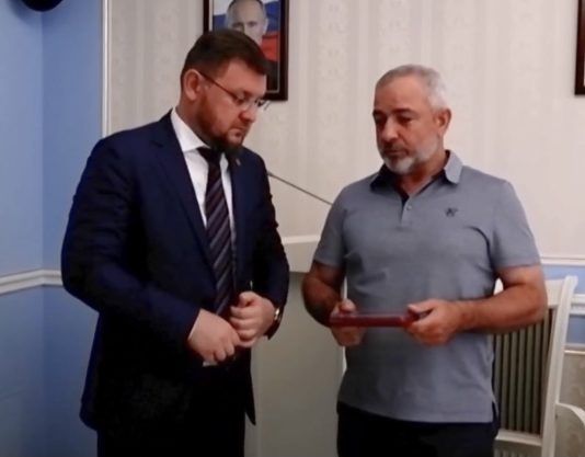 Салман Дадаев вручил ордена Мужества родным махачкалинцев, погибших в ходе спецоперации на Украине