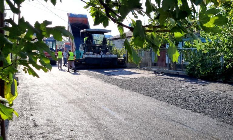 В Махачкале приступили к укладке основного слоя асфальта по ул. Багамадова