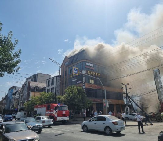 Пожар произошел в торговом доме в Махачкале