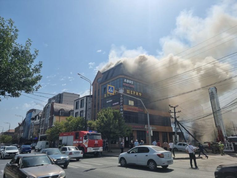 Пожар произошел в торговом доме в Махачкале