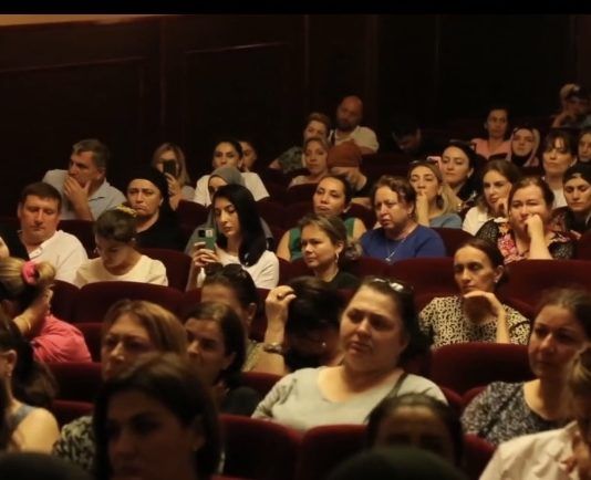 Представители мэрии Махачкалы встретились с родителями и педагогами школ