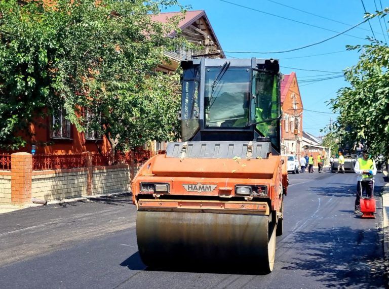 В нескольких микрорайонах начато асфальтирование улиц