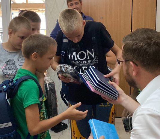 Мэр Махачкалы собрал в школу многодетную семью, в которой воспитываются восемь приемных детей