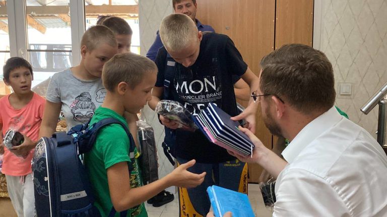Мэр Махачкалы собрал в школу многодетную семью, в которой воспитываются восемь приемных детей