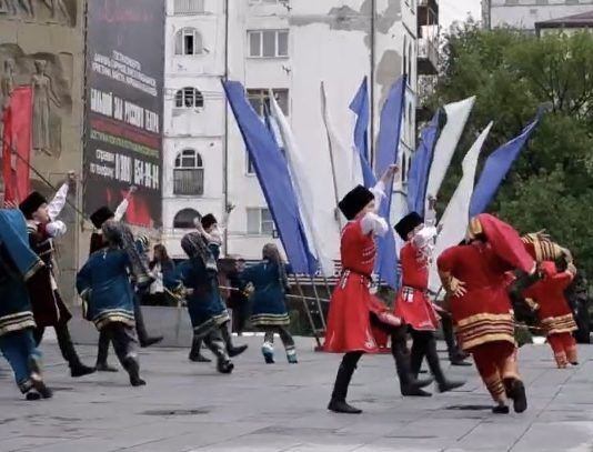 Более 400 юных танцоров станцевали лезгинку в Махачкале