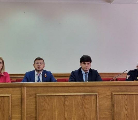 Мэр Махачкалы обсудил с директорами школ и колледжей участие детей в несанкционированных акциях