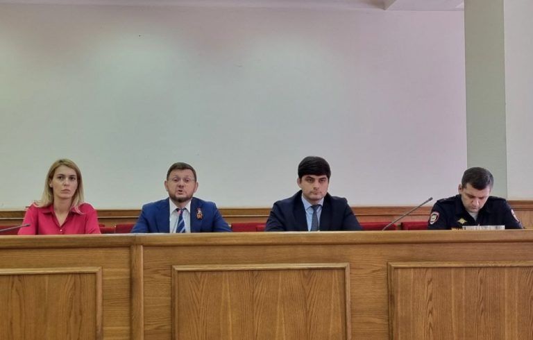 Мэр Махачкалы обсудил с директорами школ и колледжей участие детей в несанкционированных акциях