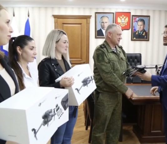Салман Дадаев вручил квадрокоптеры женам военнослужащих