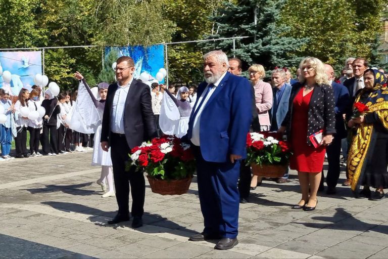 В Махачкале возложили цветы к могиле Расула Гамзатова
