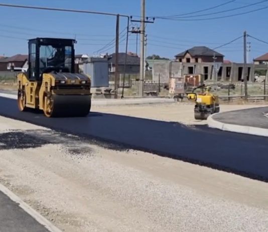 Завершается укладка основного слоя асфальта по улице Энгельса