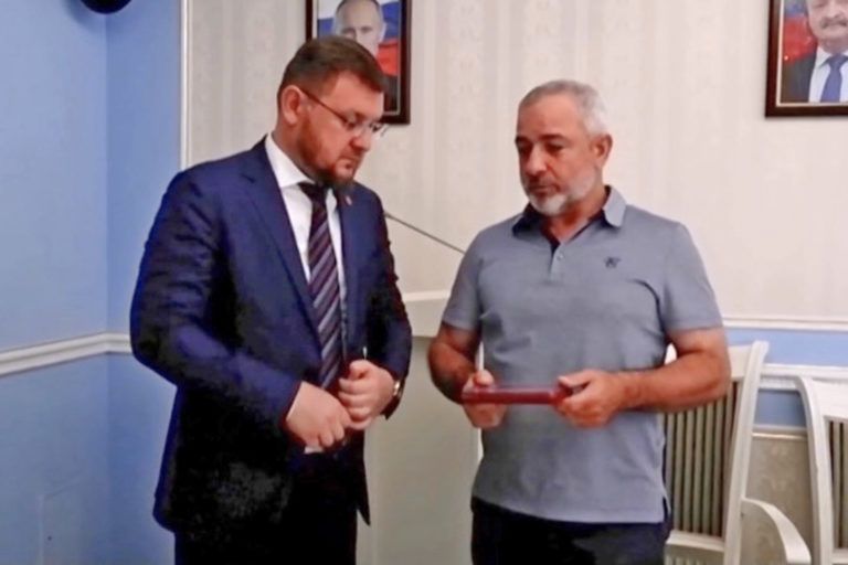 Салман Дадаев вручил ордена Мужества