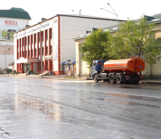 В городе провели санитарную очистку центральных улиц