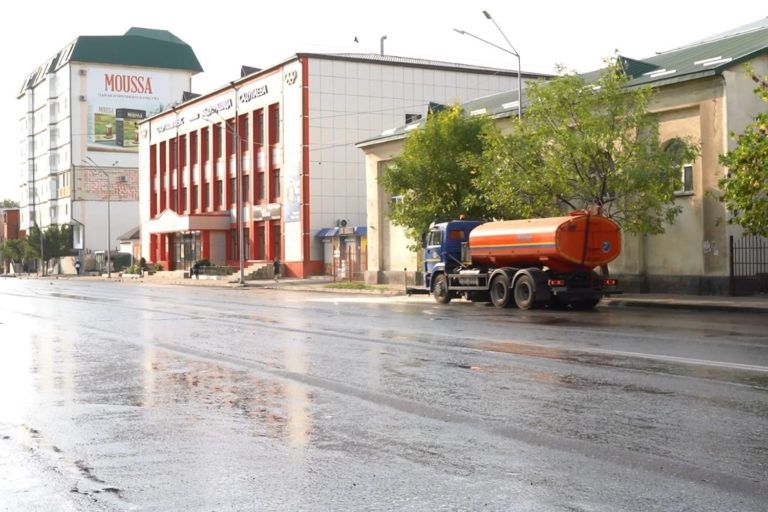 В городе провели санитарную очистку центральных улиц