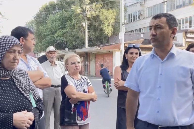 Депутаты на защите прав жильцов многоквартирного дома