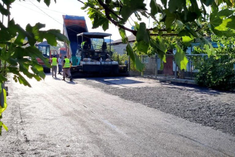 По ул. Багандова уложили основной слой асфальта