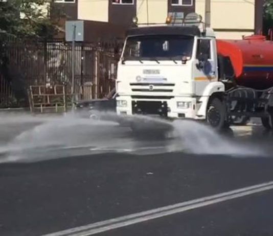 В столице провели санобработку тротуаров