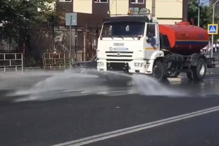 В столице провели санобработку тротуаров