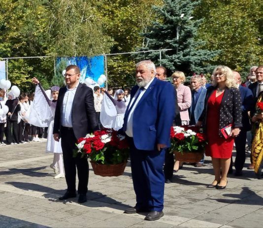 В Махачкале возложили цветы к могиле Расула Гамзатова