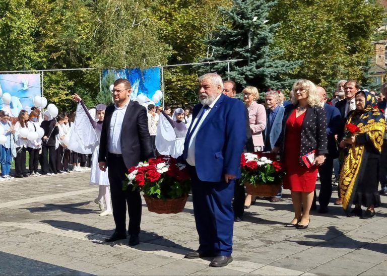 В Махачкале возложили цветы к могиле Расула Гамзатова