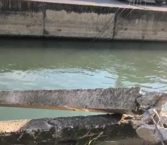 В Махачкале машина снесла опору ЛЭП, оставив без света ряд улиц