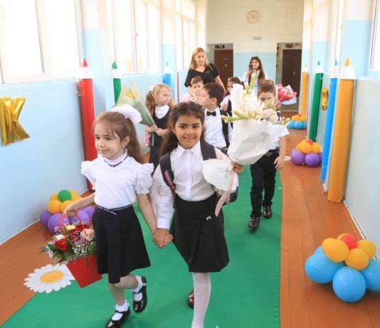 Мэр Махачкалы о ремонте школ: «Мы отошли от скучных цветов и сделали коридоры и классы светлыми и современными»