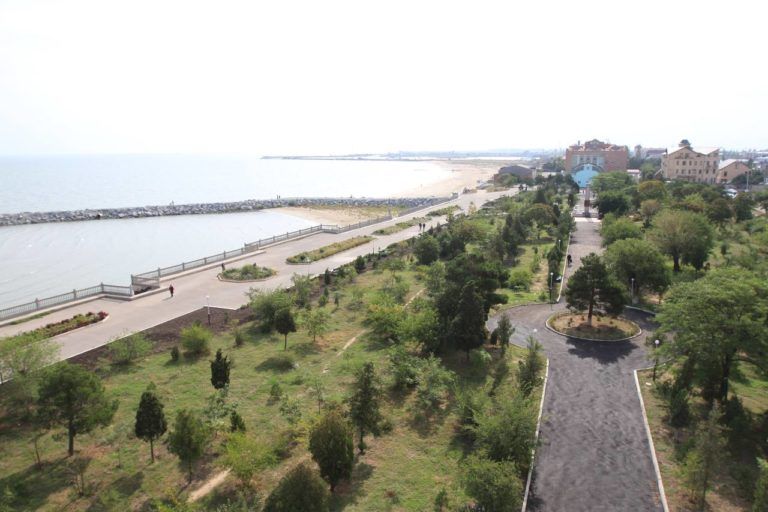 Мэр Махачкалы поздравил жителей Каспийска с 75-летием города