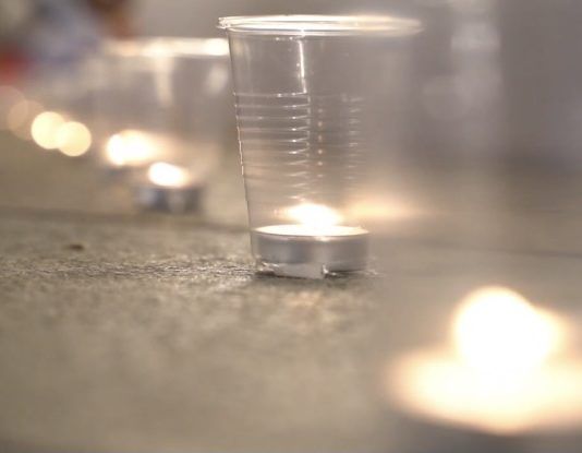 На главной площади Махачкалы зажгли 333 свечи в память о жертвах теракта в Беслане