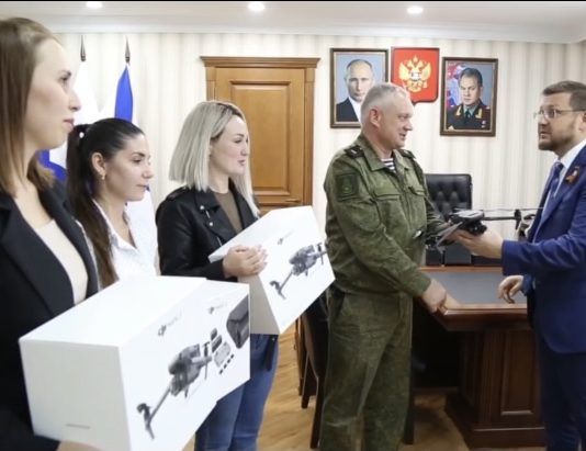 Мэр Махачкалы вручил квадрокоптеры женам военнослужащих Каспийской флотилии
