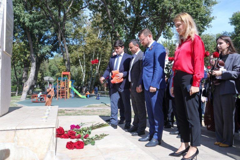 В Махачкале состоялась акция памяти жертв трагедии в ижевской школе