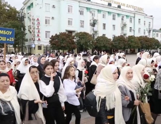 В Махачкале состоялось шествие белых платков