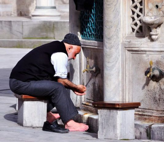 Что делать, если человек не помнит, нарушилось ли омовение?