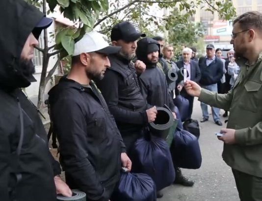 Салман Дадаев проводил очередную группу мобилизованных махачкалинцев