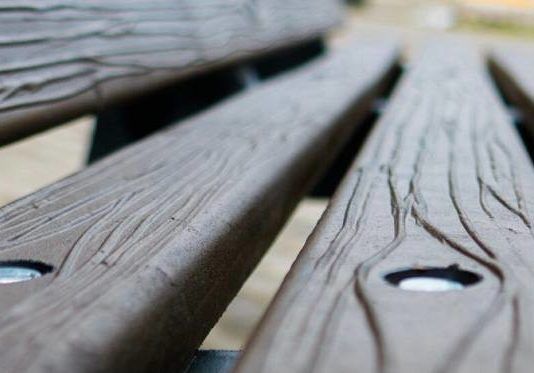 Экоактивисты установили в Махачкале скамейку из переработанных отходов